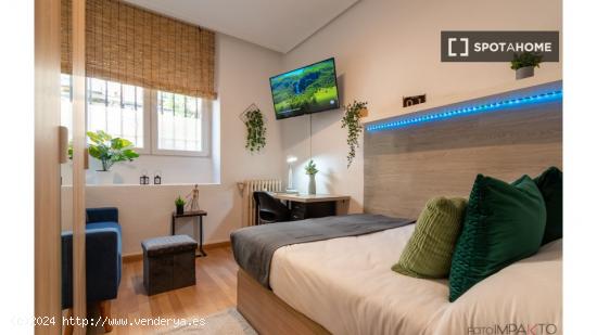 ¡Habitaciones en alquiler en un apartamento de 5 habitaciones en Madrid! - MADRID