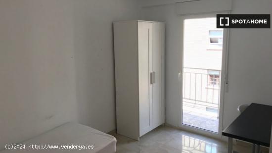 Alquiler de habitaciones en apartamento de 5 dormitorios en Rascanya, Valencia - VALENCIA