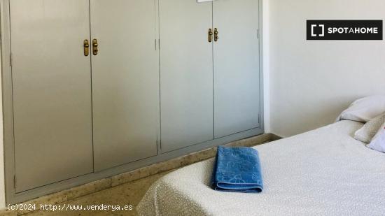 Habitación luminosa con baño privado en Triana, Sevilla - SEVILLA