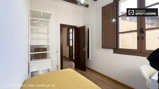 Se alquila habitación en piso de 5 habitaciones en El Raval - BARCELONA