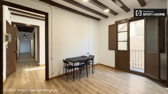 Se alquila habitación en piso de 5 habitaciones en El Raval - BARCELONA