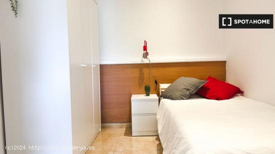 Se alquila habitación en piso de 6 habitaciones en El Raval - BARCELONA