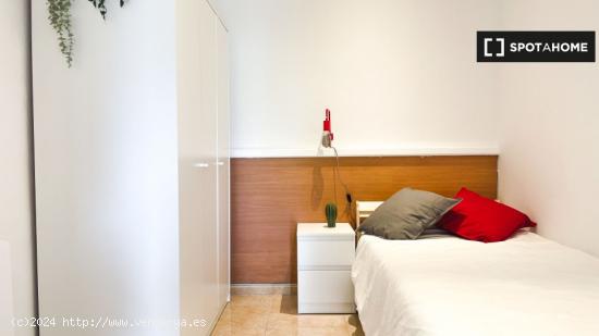 Se alquila habitación en piso de 6 habitaciones en El Raval - BARCELONA