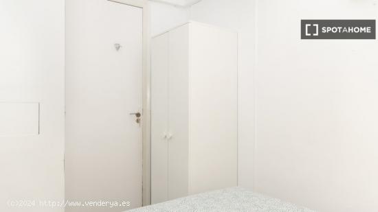 Se alquila habitación en piso de 6 habitaciones en Barcelona - BARCELONA