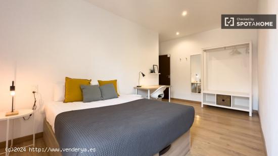 Se alquila habitación en piso de 4 habitaciones en el Raval - BARCELONA