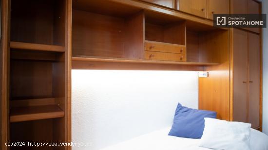Se alquila habitación en piso de 3 habitaciones en El Pilar - MADRID