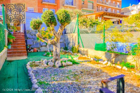 ESPECTACULAR CASA COM JARDÍN A POCOS METROS DE PLAZA ITALIA - BARCELONA