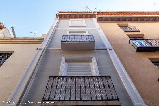 ¡Oportunidad única en pleno corazón de Granada! Presentamos este espectacular edificio residencia