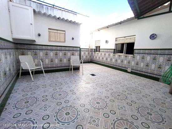 Vivienda familiar en Bujalance con suficientes metros para adaptarla a tu gusto! - CORDOBA