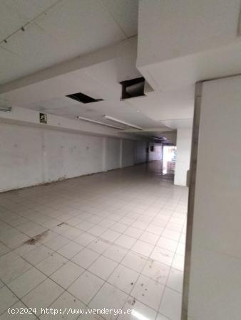 Espacioso local comercial situado en la C/ Casteres, Barcelona - BARCELONA