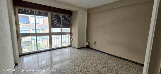 Piso en calle Altamira con 3 dormitorios - ALMERIA