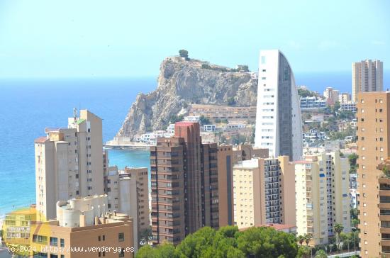 SE VENDE PISO DE 4 DORMITORIOS CON VISTAS AL MAR Y GARAJE CABINADO EN PONIENTE - ALICANTE