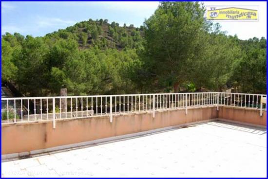 Se vende chalet en Urb. Montecantalar con 3.000 m parcela con piscina propia. - MURCIA