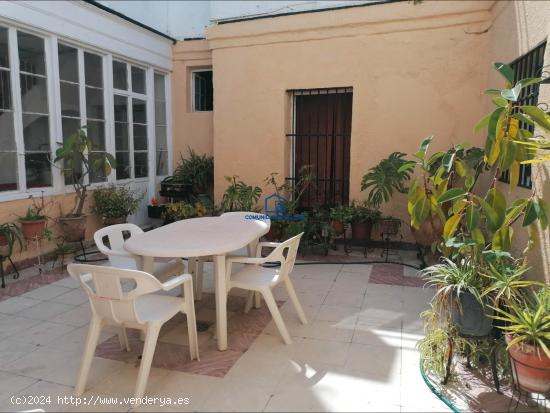 CASA INDEPENDIENTE CON PATIO , SOLARIUM , BUHARDILLA Y PLAZA DE GARAJE . - CADIZ