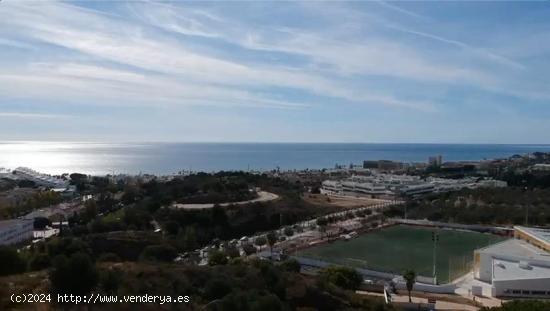 PLANTA BAJA CON JARDÍN Y TERRAZA CUBIERTA Y DESCUBIERTA, ORIENTADA AL SUR Y CON VISTAS AL MAR. - MA