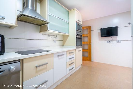 FANTASTICO PISO DE 4 DORMITORIOS Y 2 BAÑOS - ALMERIA