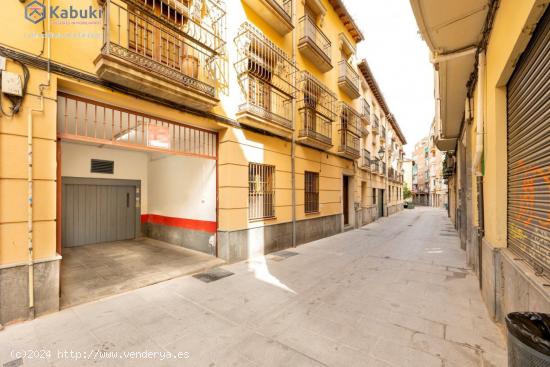 MAGNÍFICA PLAZA DE GARAJE JUNTO A GRAN VÍA - GRANADA