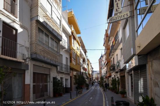 VENTA DE CASA CON LOCAL COMERCIAL EN EL MISMO CENTRO DE LANJARÓN (GRANADA) - GRANADA