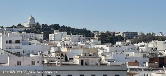 Edificio de tres plantas y local comercial en el centro de Chiclana - CADIZ