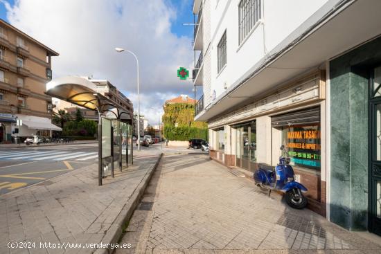 Localazo en esquina con mas de 30 de fachada. Avd de Dilar junto ambulatorio del Zaidín - GRANADA