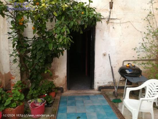 Casa individual, con negocio funcionando en el bajo, en el casco viejo. - LA RIOJA