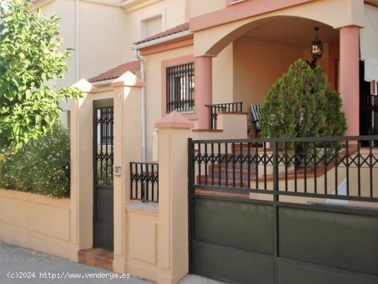 SE VENDE CASA EN URBANIZACIÓN AZAHAR - JAEN