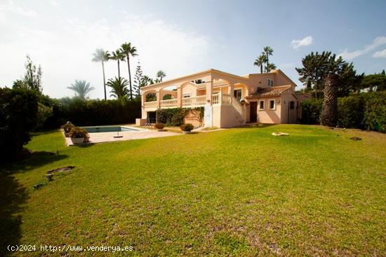 VILLA EN URBANIZACION CHAPARRAL - MALAGA