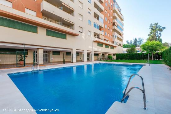 ÁTICO DUPLEX CON CUATRO HABITACIONES, SOLARIUM Y PISCINA. - MALAGA