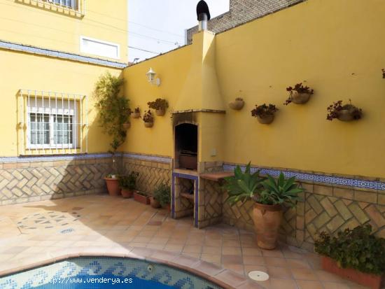 SE VENDE CASA CON PISCINA - SEVILLA