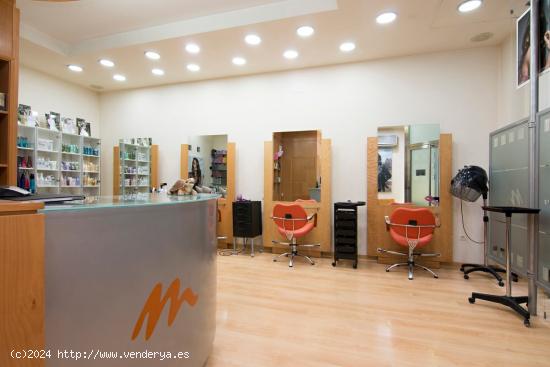 Magnifico local en el Centro de Granada, actualmente instalado como peluquería. Listo para entrar. 