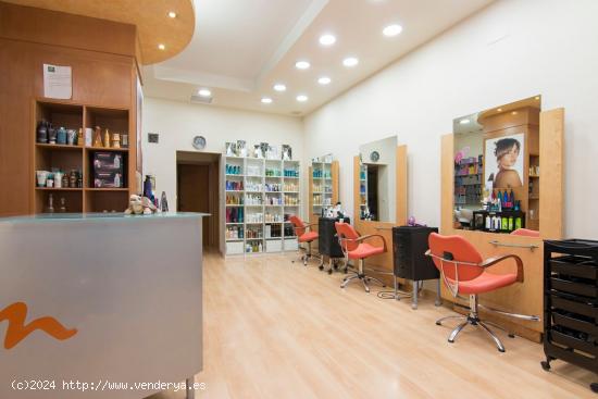 Magnifico local en el Centro de Granada, actualmente instalado como peluquería. Listo para entrar. 