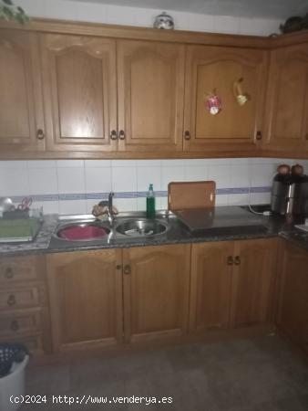 SE VENDE PISO TOTALMENTE AMUEBLADO CON  AMPLIA PLAZA DE GARAJE CERRADA - GRANADA