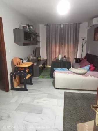 SE VENDE PISO TOTALMENTE AMUEBLADO CON  AMPLIA PLAZA DE GARAJE CERRADA - GRANADA