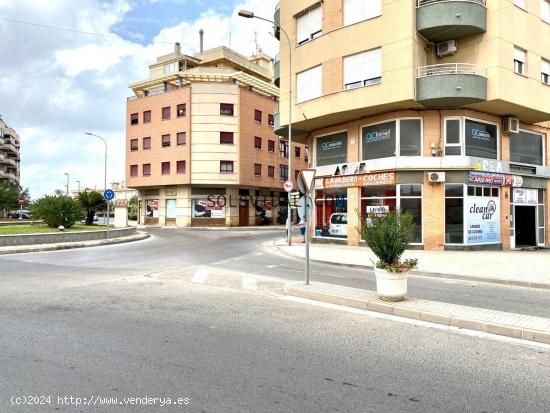 LOCAL COMERCIAL EN EL CENTRO DE ORIHUELA. Local situado en la principal arteria de la ciudad, en la 