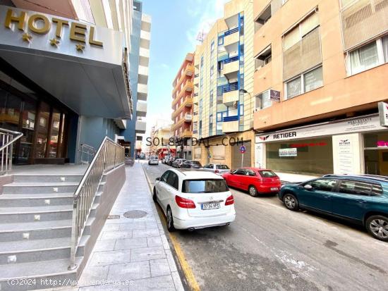 Oficina situada frente al HOTEL FONTANA de Torrevieja, cerca del paseo de la libertad. La propiedad 