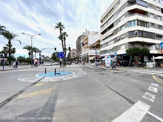 FRENTE CLUB NÁUTICO. LA MEJOR OFICINA DE LA CIUDAD DE TORREVIEJA. Totalmente reformado, dispone de 