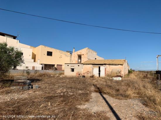 Casa de campo para reformar con 2.500 m2 de parcela. - ALICANTE