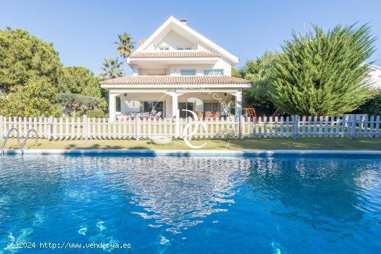 Casa en venta con piscina en Terramar - BARCELONA