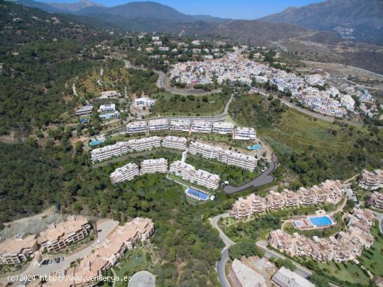 Exclusivo ático de 3 dormitorios en Benahavis con vistas al mar y la montaña - MALAGA