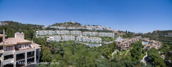 Exclusivo ático de 3 dormitorios en Benahavis con vistas al mar y la montaña - MALAGA