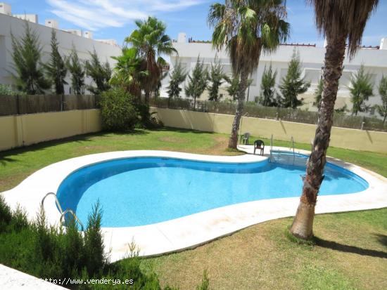 Se vende casa adosada de 3 dormitorios con piscina comunitaria en Calahonda - MALAGA