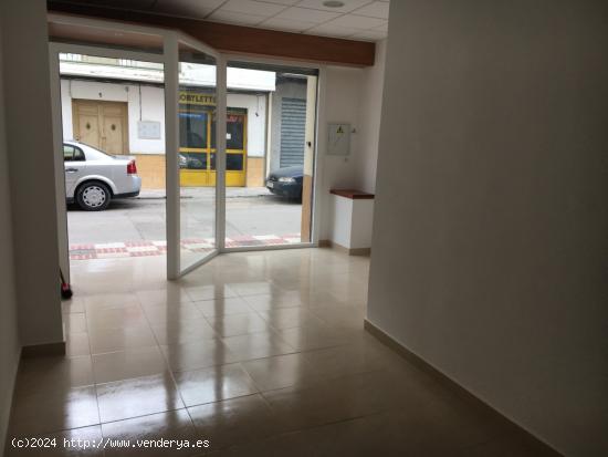 LOCAL COMERCIAL CON 32M2 TOTALMENTE REFORMADO CUENTA CON UN BAÑO Y TRASTERO SITUADO EN EL CENTRO - 