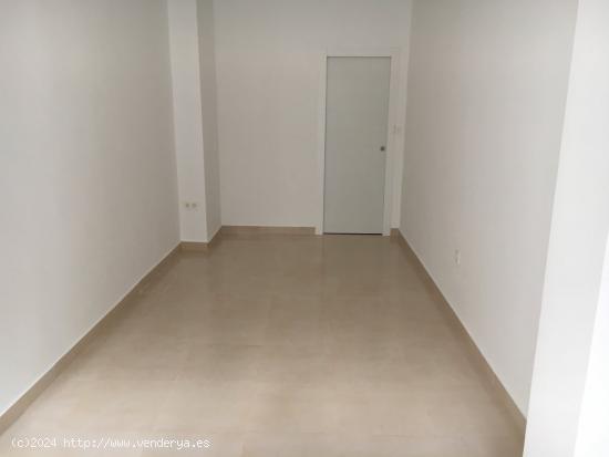 LOCAL COMERCIAL CON 32M2 TOTALMENTE REFORMADO CUENTA CON UN BAÑO Y TRASTERO SITUADO EN EL CENTRO - 