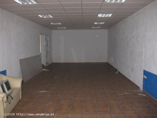 LOCAL COMERCIAL EN BAJO CON 210M2 DE SUPERFICIE. ZONA CENTRICA  DE MORALEDA  DE ZAFAYONA. - GRANADA