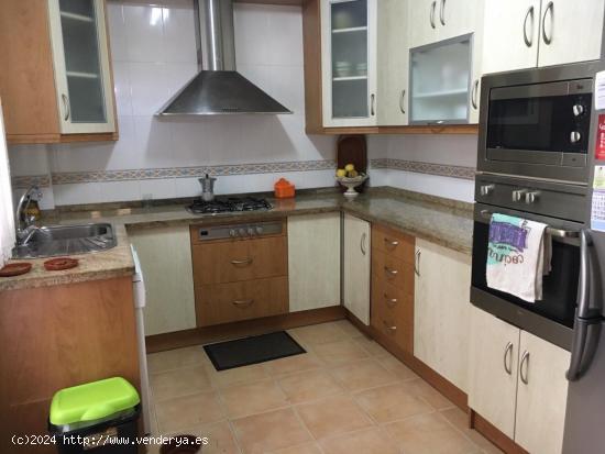 CASA UNIFAMILIAR EN HUÉTOR TÁJAR CON TRES DORMITORIOS, TRES BAÑOS. SALÓN, COCINA, GARAJE Y TRAST