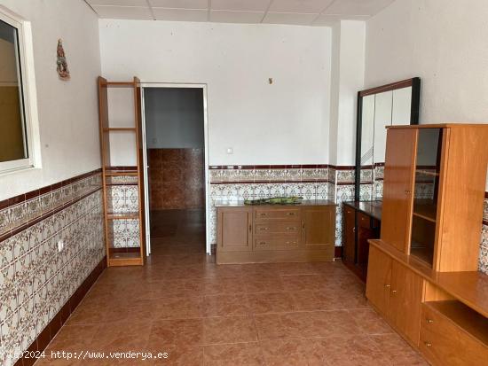 LOCAL COMERCIAL O VIVIENDA EN BAJO SITUADO EN ZONA DEL COLEGIO SAN ISIDRO CON 84M² DE SUPERFICIE. -