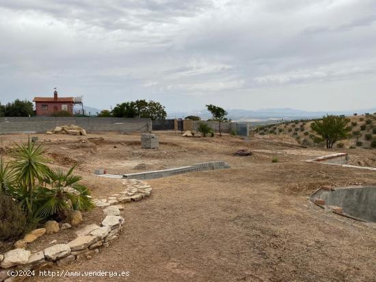 PARCELA DE RECREO EN URBANIZACIÓN DE LOS TABLAZOS CON 3.000m² DE SUPERFICIE !!!! - GRANADA