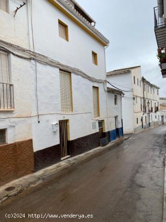 CASA SITAUADA EN EL CENTRO DEL PUEBLO - GRANADA