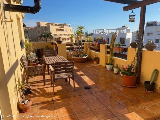 PRECIOSO ATICO CON VISTAS AL MAR DE TRES DORMITORIOS Y GRANDES TERRAZAS - ALMERIA