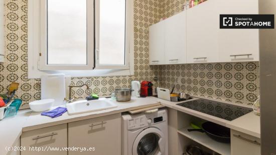 Se alquila habitación en apartamento de 9 dormitorios en el Eixample, Barcelona - BARCELONA
